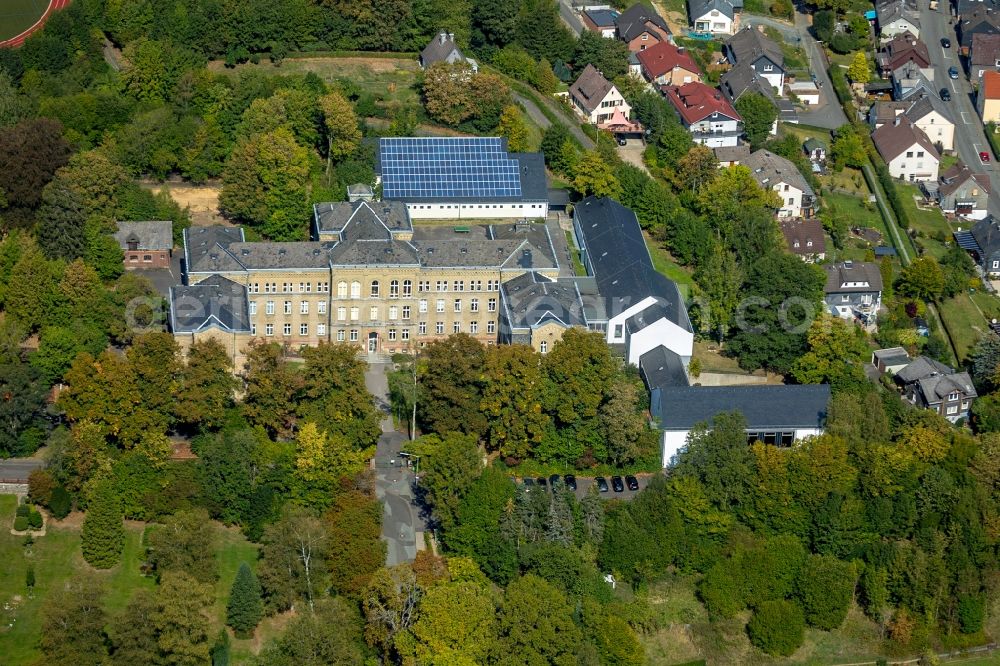 Aerial photograph Hilchenbach - School building of the Carl-Kraemer-Realschule on Jung-Stilling-Allee in Hilchenbach in the state North Rhine-Westphalia, Germany