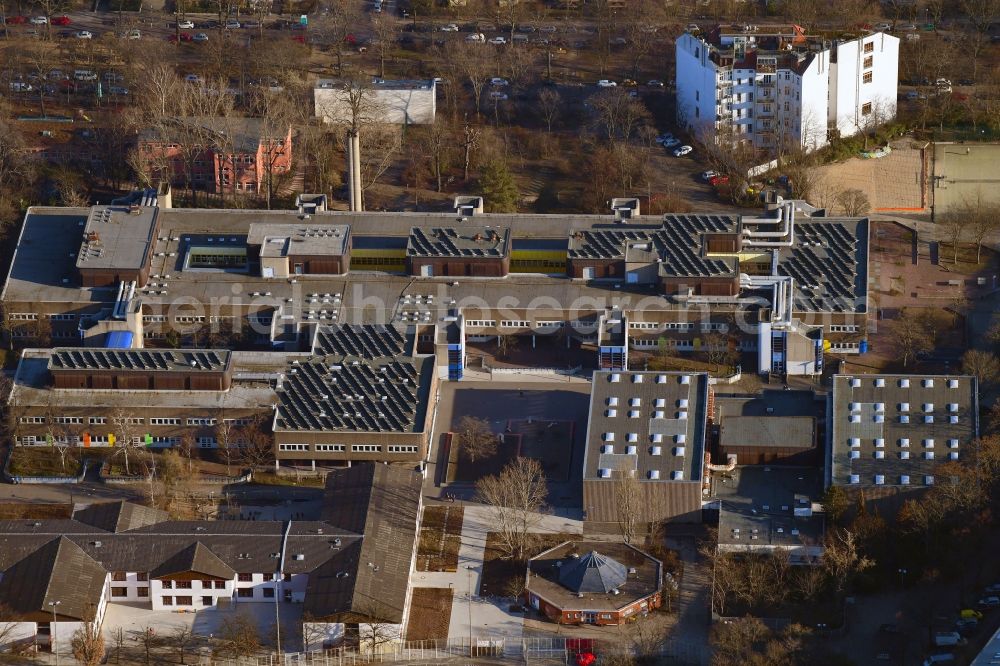 Aerial photograph Berlin - School building of the Carl-von-Ossietzky-Schule on Bluecherstrasse in the district Kreuzberg in Berlin, Germany