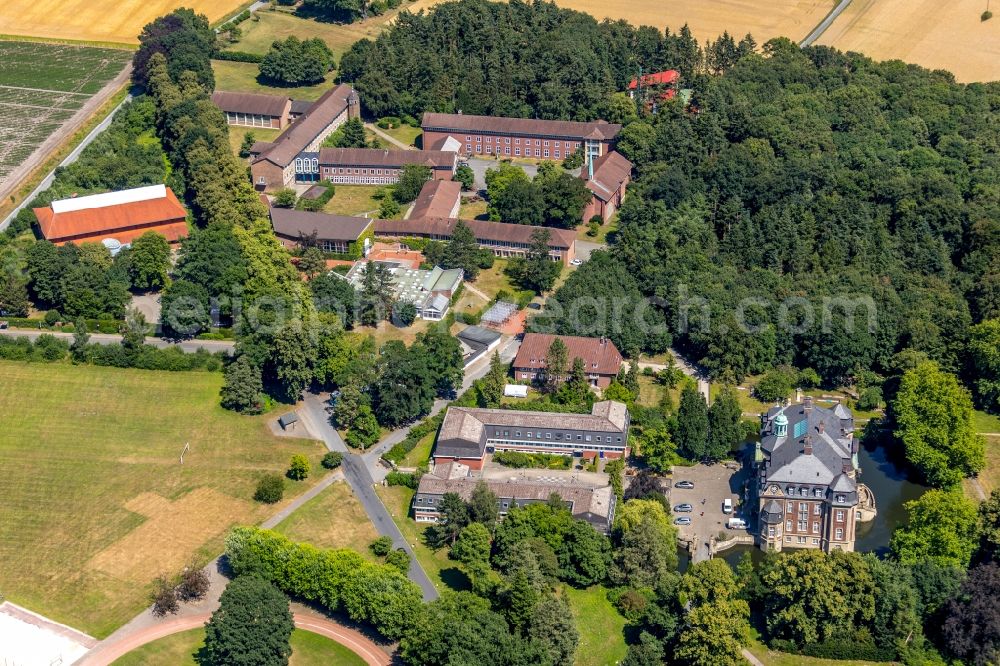 Aerial photograph Loburg - School building of the Collegium Johanneum Gymnasium and Internat on castle Loburg in Loburg in the state North Rhine-Westphalia, Germany