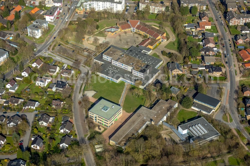 Aerial photograph Voerde (Niederrhein) - School building of the Comenius Gesamtschule Voerde on Allee in Voerde (Niederrhein) in the state North Rhine-Westphalia, Germany