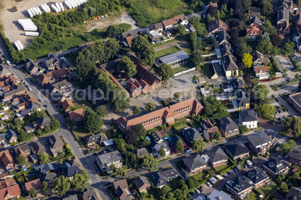 Vreden from the bird's eye view: School building of the St. Norbert-School on the street Butenwall in Doemern in the federal state of North Rhine-Westphalia, Germany