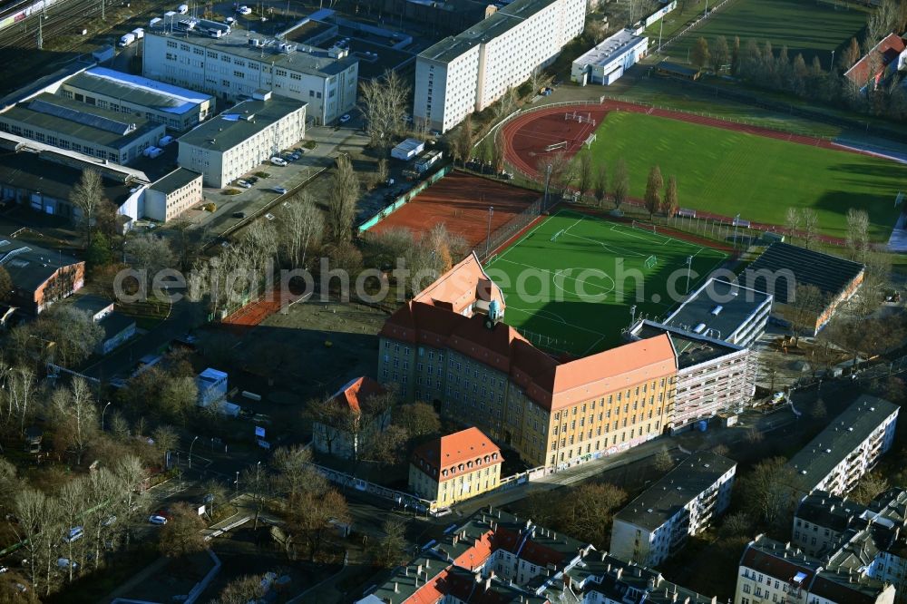 Aerial image Berlin - School building of the Emanuel-Lasker-Oberschule in the Modersohnstrasse in Berlin, Germany