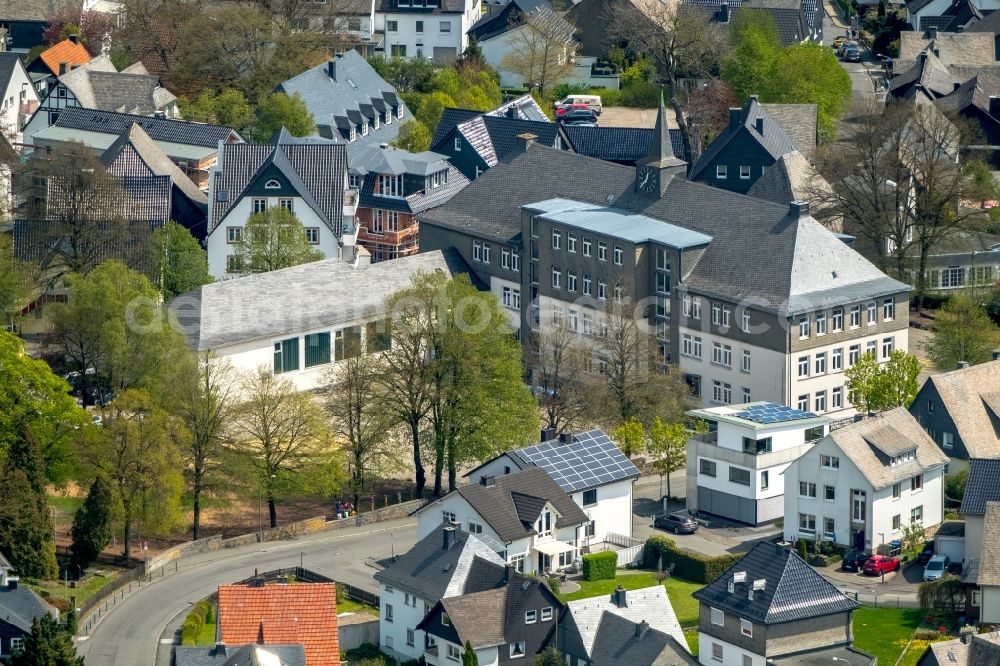 Brilon from above - School building of the St.-Engelbert-Grundschule Am Derker Tor - Derkerborn in Brilon in the state North Rhine-Westphalia, Germany