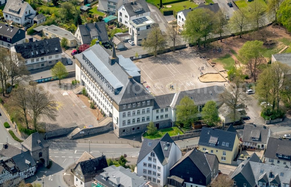 Aerial photograph Brilon - School building of the St.-Engelbert-Grundschule Am Derker Tor - Derkerborn in Brilon in the state North Rhine-Westphalia, Germany