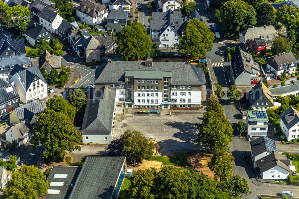 Aerial image Brilon - School building of the St.-Engelbert-Grundschule Am Derker Tor - Derkerborn in Brilon in the state North Rhine-Westphalia, Germany