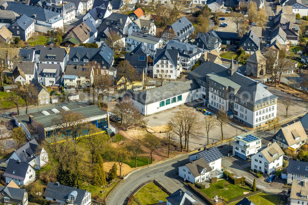 Aerial photograph Brilon - School building of the St.-Engelbert-Grundschule Am Derker Tor - Derkerborn in Brilon in the state North Rhine-Westphalia, Germany