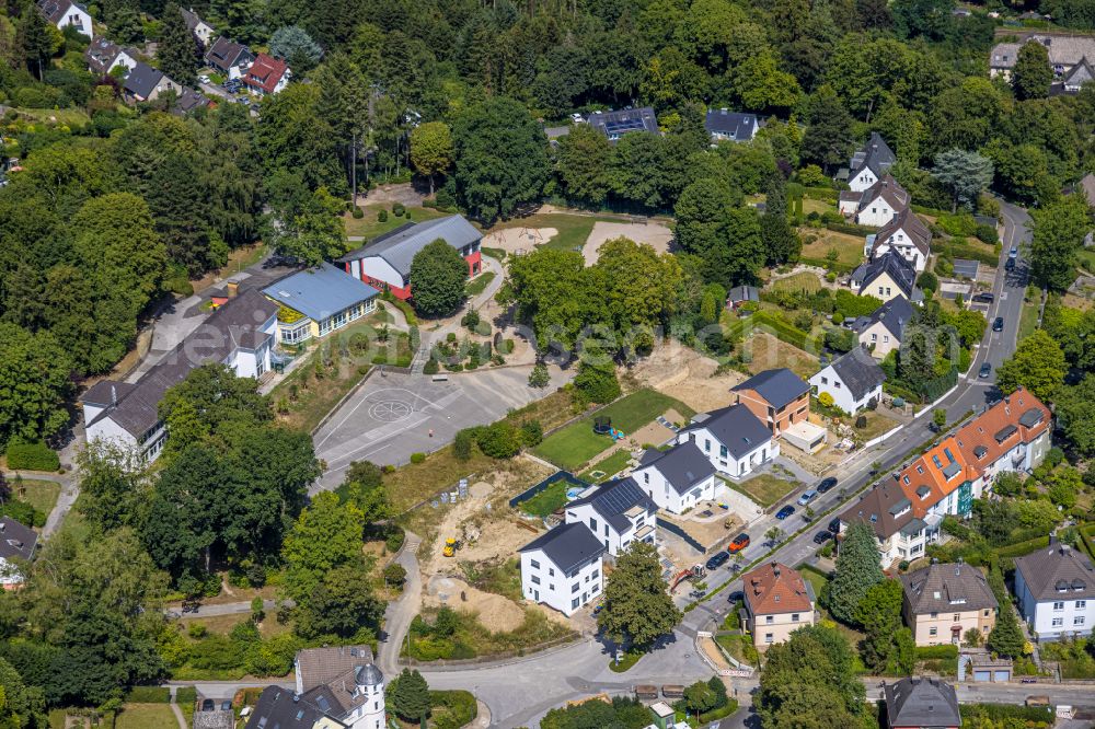 Aerial photograph Velbert - School building of the Evongelischen Grundschule Velbert on Ansembourgallee in Velbert in the state North Rhine-Westphalia, Germany