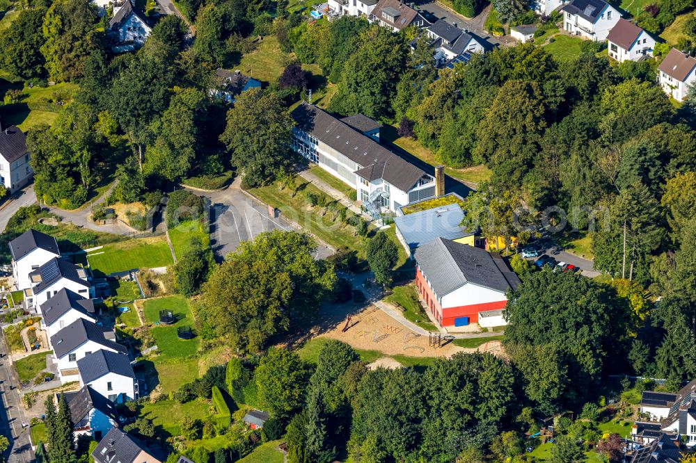 Aerial photograph Velbert - School building of the Evongelischen Grundschule Velbert on Ansembourgallee in Velbert in the state North Rhine-Westphalia, Germany