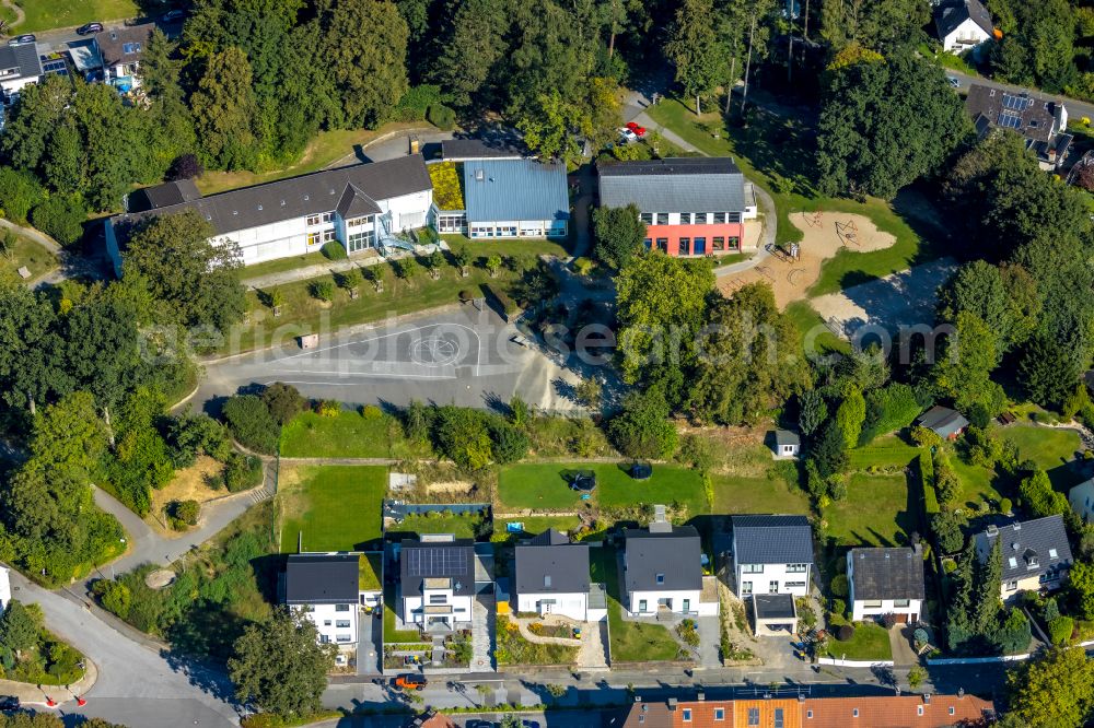 Velbert from the bird's eye view: School building of the Evongelischen Grundschule Velbert on Ansembourgallee in Velbert in the state North Rhine-Westphalia, Germany