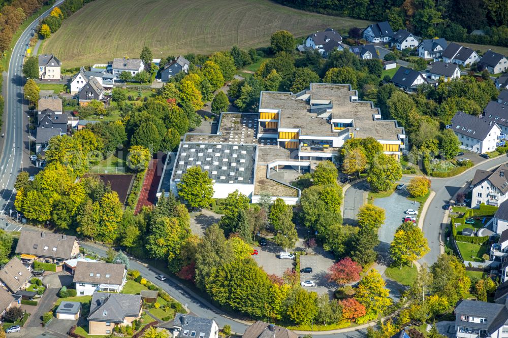 Aerial photograph Borghausen - School building of the Franz Hoffmeister Schulzentrum Bestwig in Borghausen at Sauerland in the state North Rhine-Westphalia, Germany