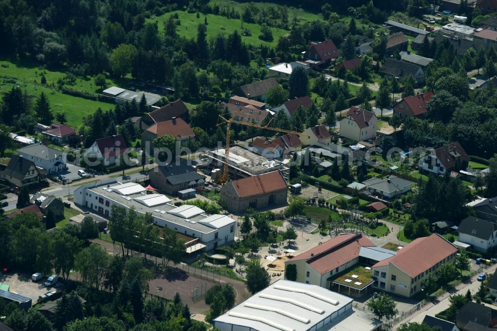 Aerial image Fredersdorf-Vogelsdorf - School building of the Fred-Vogel-Grundschule in the district Fredersdorf in Fredersdorf-Vogelsdorf in the state Brandenburg, Germany