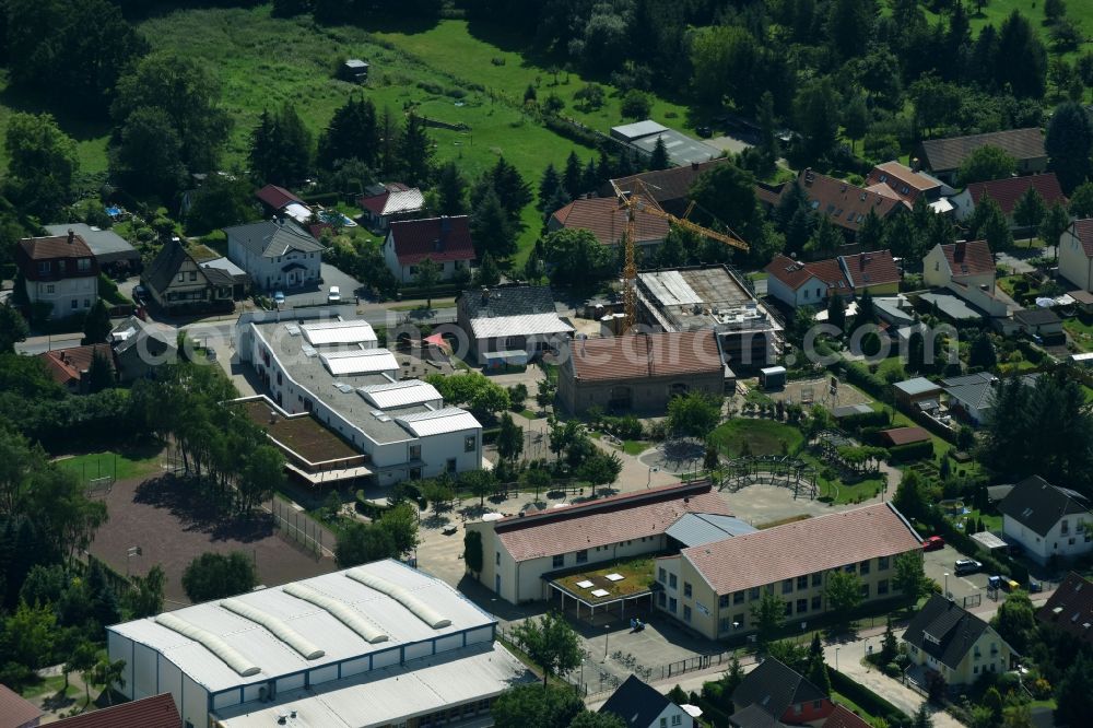 Aerial photograph Fredersdorf-Vogelsdorf - School building of the Fred-Vogel-Grundschule in the district Fredersdorf in Fredersdorf-Vogelsdorf in the state Brandenburg, Germany