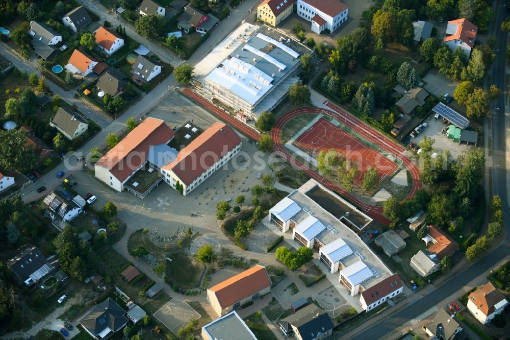 Fredersdorf-Vogelsdorf from above - School building of the Fred-Vogel-Grundschule on Tieckstrasse in Fredersdorf-Vogelsdorf in the state Brandenburg, Germany