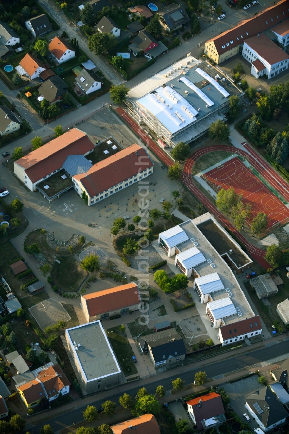 Fredersdorf-Vogelsdorf from the bird's eye view: School building of the Fred-Vogel-Grundschule on Tieckstrasse in Fredersdorf-Vogelsdorf in the state Brandenburg, Germany