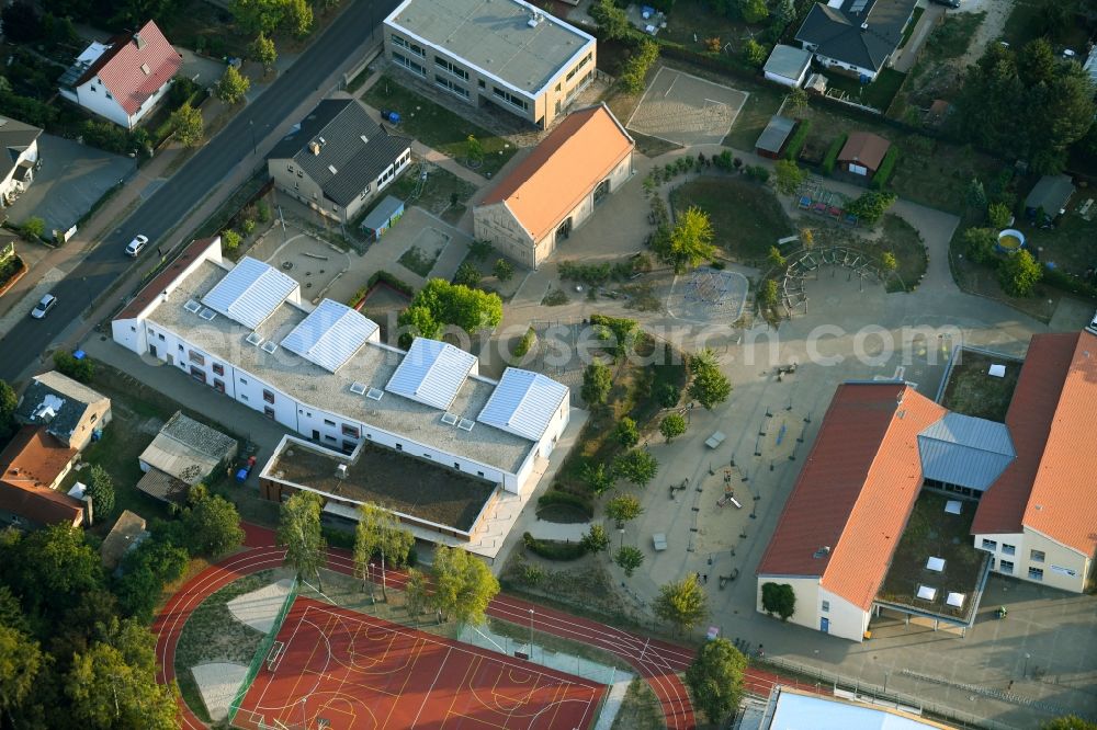 Aerial image Fredersdorf-Vogelsdorf - School building of the Fred-Vogel-Grundschule on Tieckstrasse in Fredersdorf-Vogelsdorf in the state Brandenburg, Germany