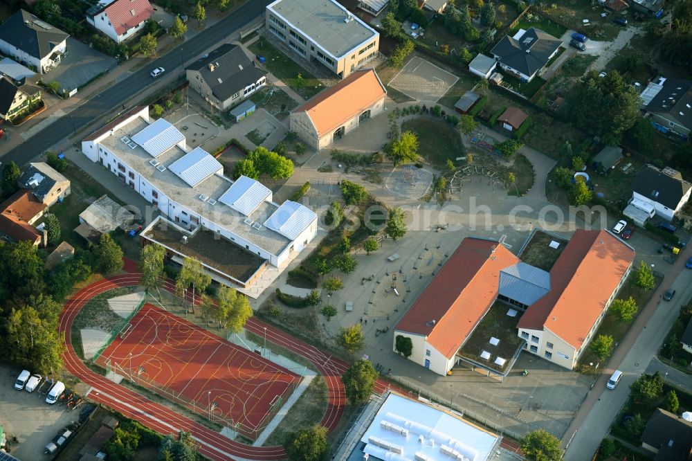 Aerial photograph Fredersdorf-Vogelsdorf - School building of the Fred-Vogel-Grundschule on Tieckstrasse in Fredersdorf-Vogelsdorf in the state Brandenburg, Germany