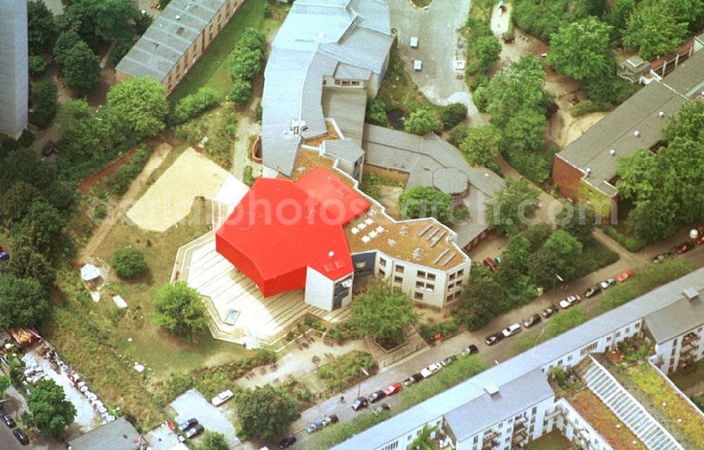 Aerial image Berlin - School building of the Freie Waldorfschule Kreuzberg e. V. in the district Kreuzberg in Berlin, Germany