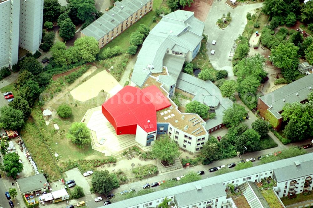 Aerial photograph Berlin - School building of the Freie Waldorfschule Kreuzberg e. V. in the district Kreuzberg in Berlin, Germany