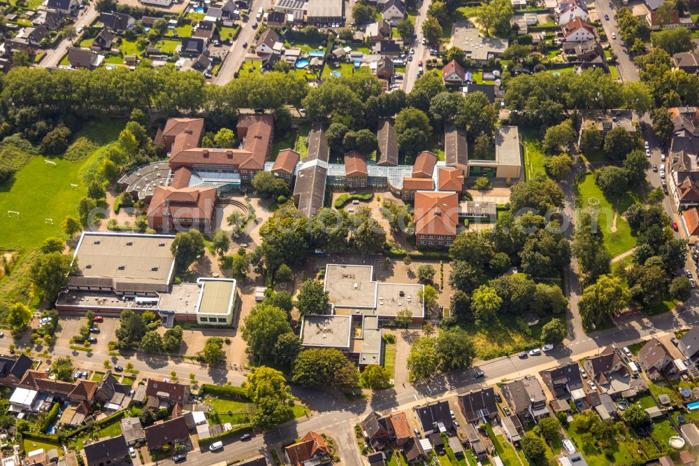 Aerial photograph Hamm - School building of the Gebrueder-Grimm-Schule in the Berliner Str. in Hamm in the state North Rhine-Westphalia