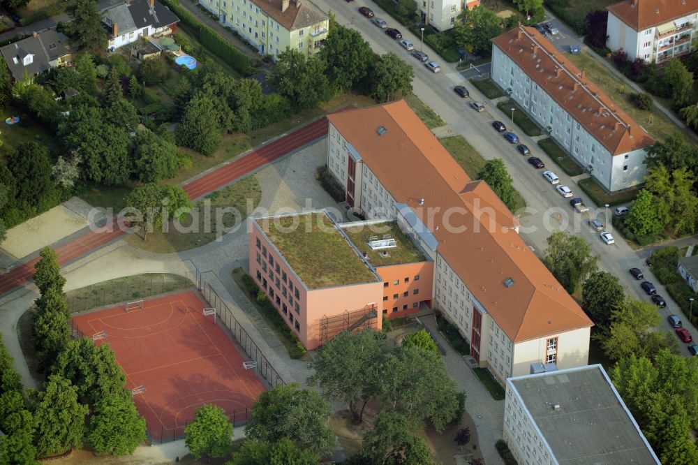 Berlin from the bird's eye view: School building of the Gebrueder-Montgolfier-Gymnasium on Ellernweg in the district Schoeneweide in Berlin, Germany