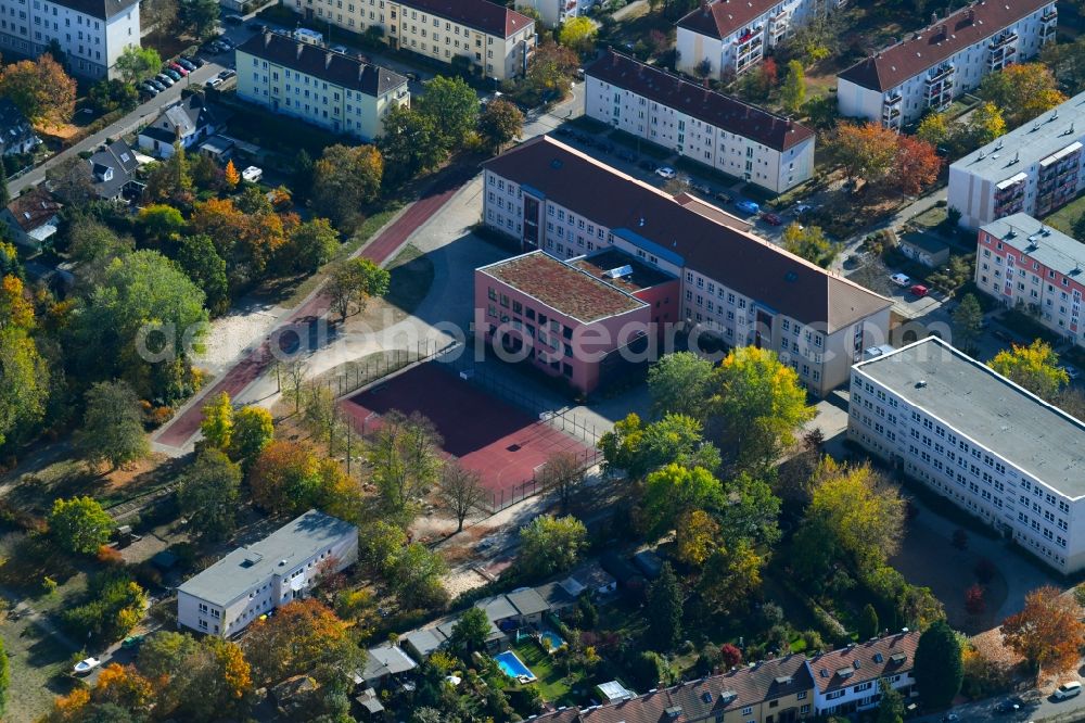 Aerial photograph Berlin - School building of the Gebrueder-Montgolfier-Gymnasium on Ellernweg in the district Schoeneweide in Berlin, Germany