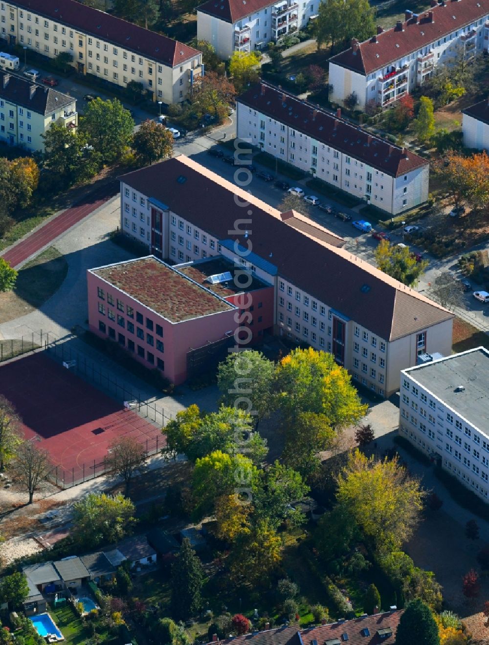 Aerial image Berlin - School building of the Gebrueder-Montgolfier-Gymnasium on Ellernweg in the district Schoeneweide in Berlin, Germany