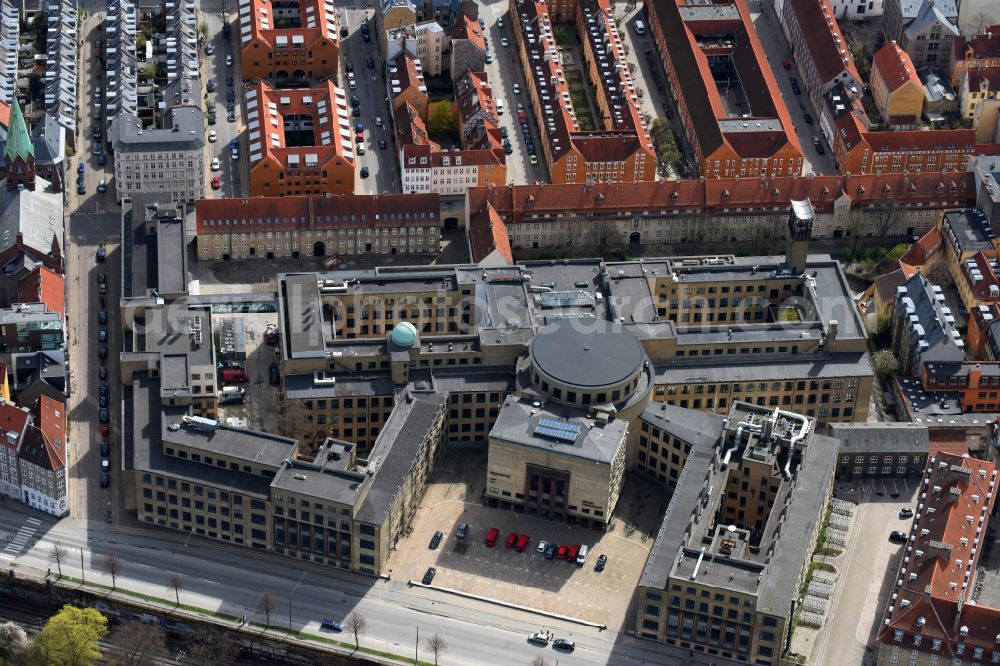 Kopenhagen from the bird's eye view: School building of the Gefion Gymnasium on Oster Voldga in Copenhagen in Region Hovedstaden, Denmark