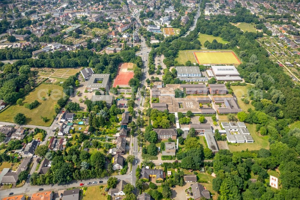 Aerial photograph Dinslaken - School building of the Gelaende of Gustav-Heinemann-Schulzentrum in Dinslaken in the state North Rhine-Westphalia, Germany
