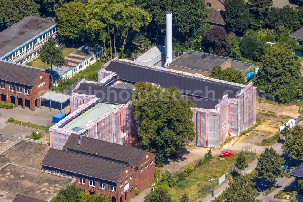 Dinslaken from above - School building of the Gelaende of Gustav-Heinemann-Schulzentrum in Dinslaken in the state North Rhine-Westphalia, Germany