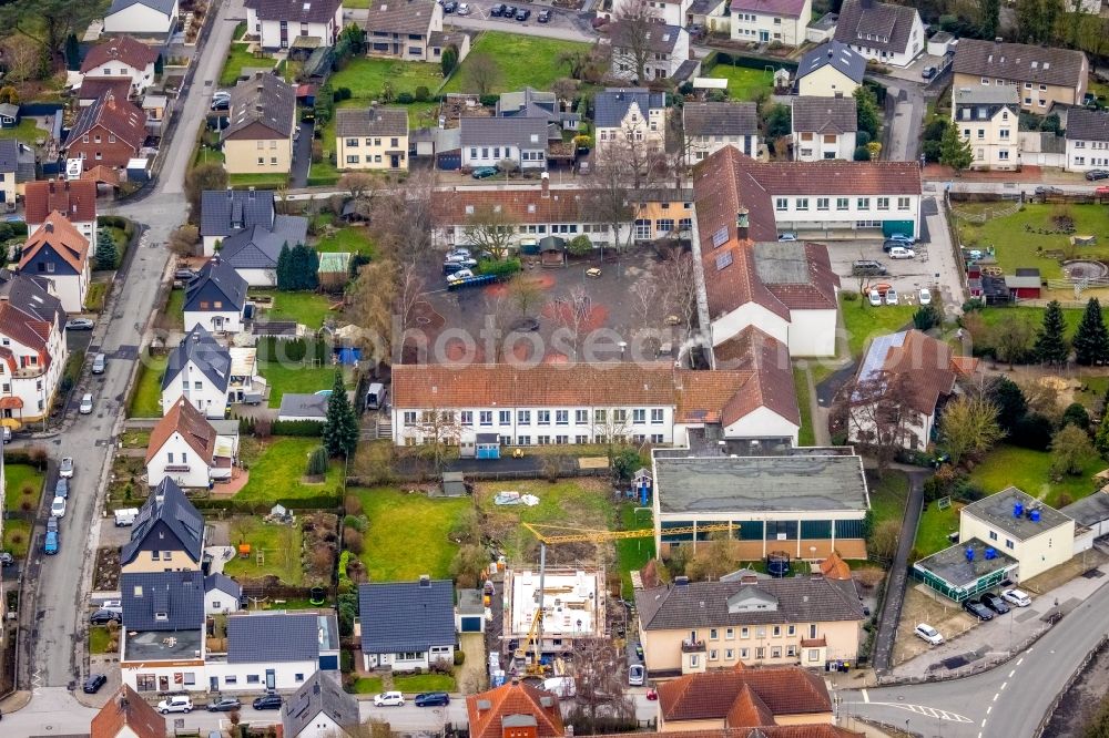 Aerial image Fröndenberg/Ruhr - School building of the Gemeinschaftsgrundschule Froendenberg on Friedhofstrasse with Blick auf eine Baustelle on Overbergstrasse in Froendenberg/Ruhr in the state North Rhine-Westphalia, Germany