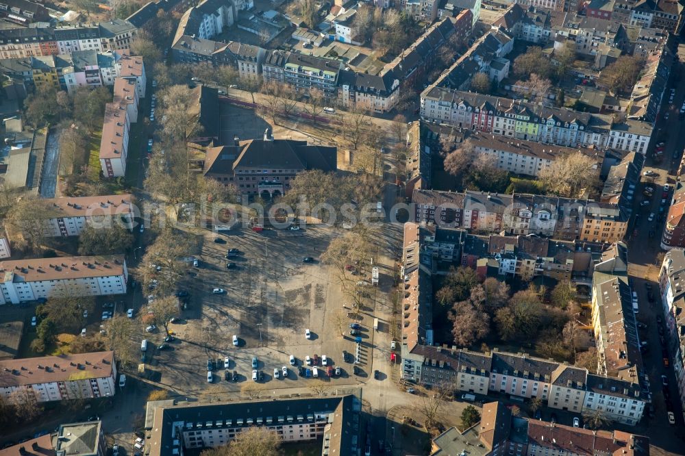 Aerial photograph Duisburg - School of the communal elementary school (GGS) Hochfelder Market in the district Hochfeld in Duisburg in the federal state North Rhine-Westphalia