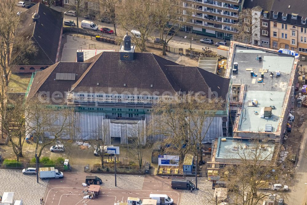 Duisburg from the bird's eye view: School of the communal elementary school (GGS) Hochfelder Market in the district Hochfeld in Duisburg in the federal state North Rhine-Westphalia