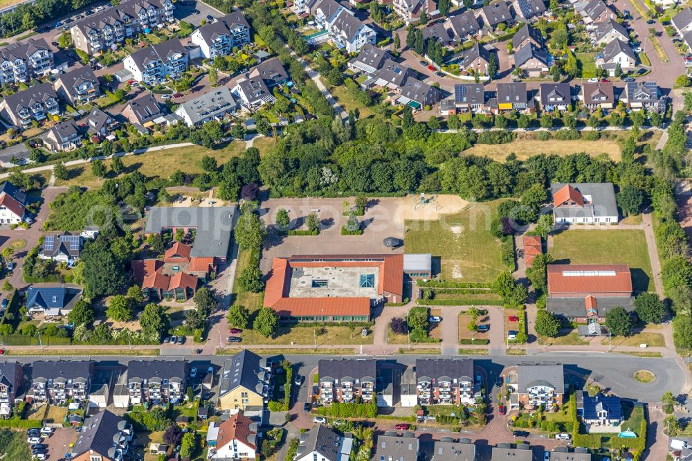 Dinslaken from the bird's eye view: School building of the Gemeinschaftsgrundschule Huehnerheide in Dinslaken at Ruhrgebiet in the state North Rhine-Westphalia, Germany