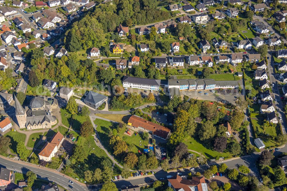 Balve from the bird's eye view: School building of the Gemeinschaftsgrundschule St. Johannes on street Brucknerweg in Balve in the state North Rhine-Westphalia, Germany