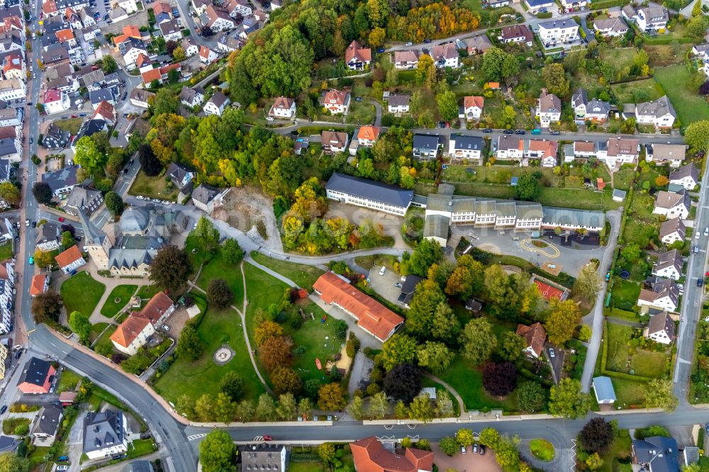 Aerial image Balve - School building of the Gemeinschaftsgrundschule St. Johannes on street Brucknerweg in Balve in the state North Rhine-Westphalia, Germany