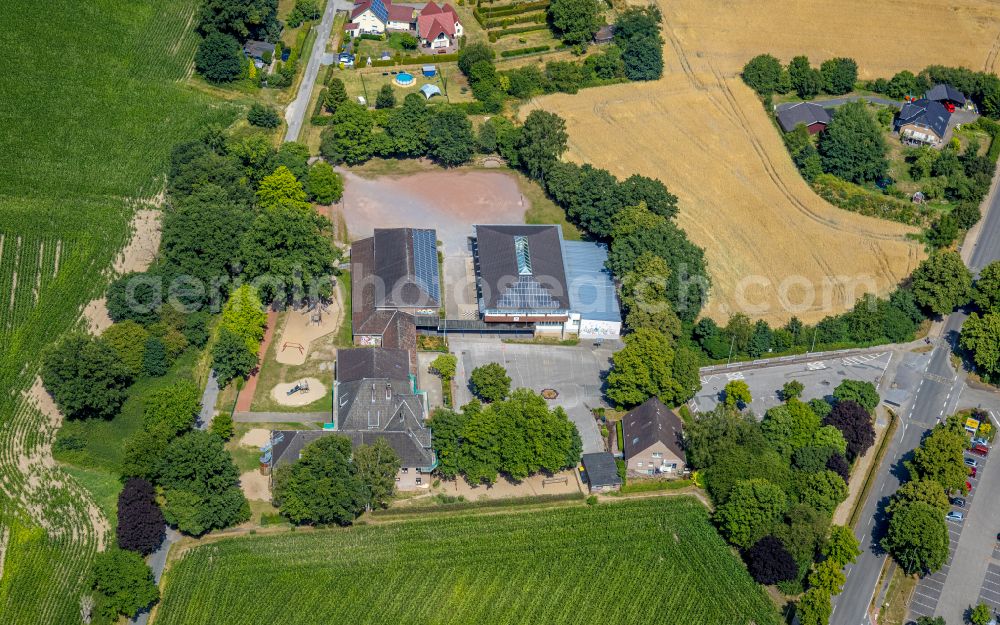 Aerial photograph Schermbeck - School building Gemeinschaftsgrundschule Schermbeck on the street Tiefen Weg in Schermbeck in the state North Rhine-Westphalia, Germany