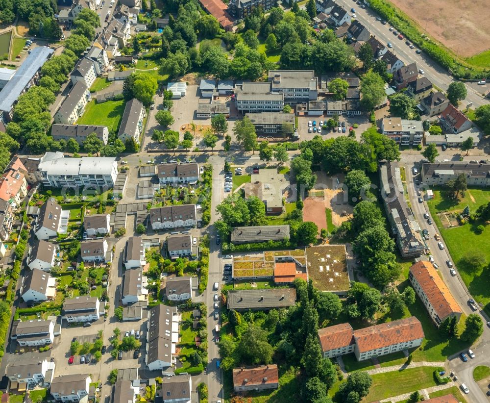 Aerial image Bochum - School building of the Gemeinschaftsgrundschule Wattenscheid-West in the district Wattenscheid in Bochum in the state North Rhine-Westphalia, Germany