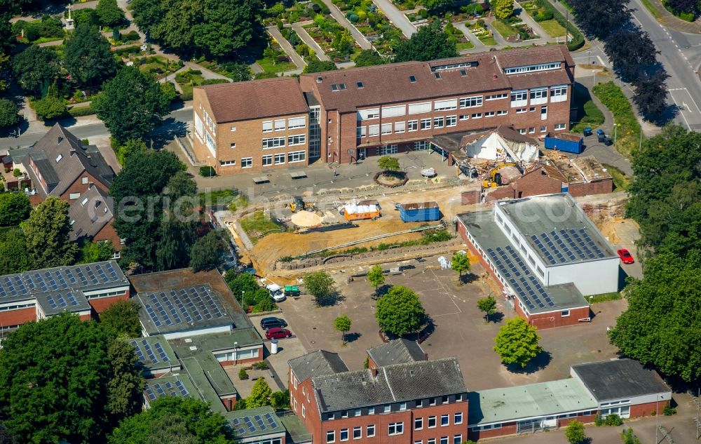 Aerial image Bottrop - School building of the Gemeinschaftshauptschule Kirchhellen near Vestisches Gymnasium in Bottrop in the state North Rhine-Westphalia