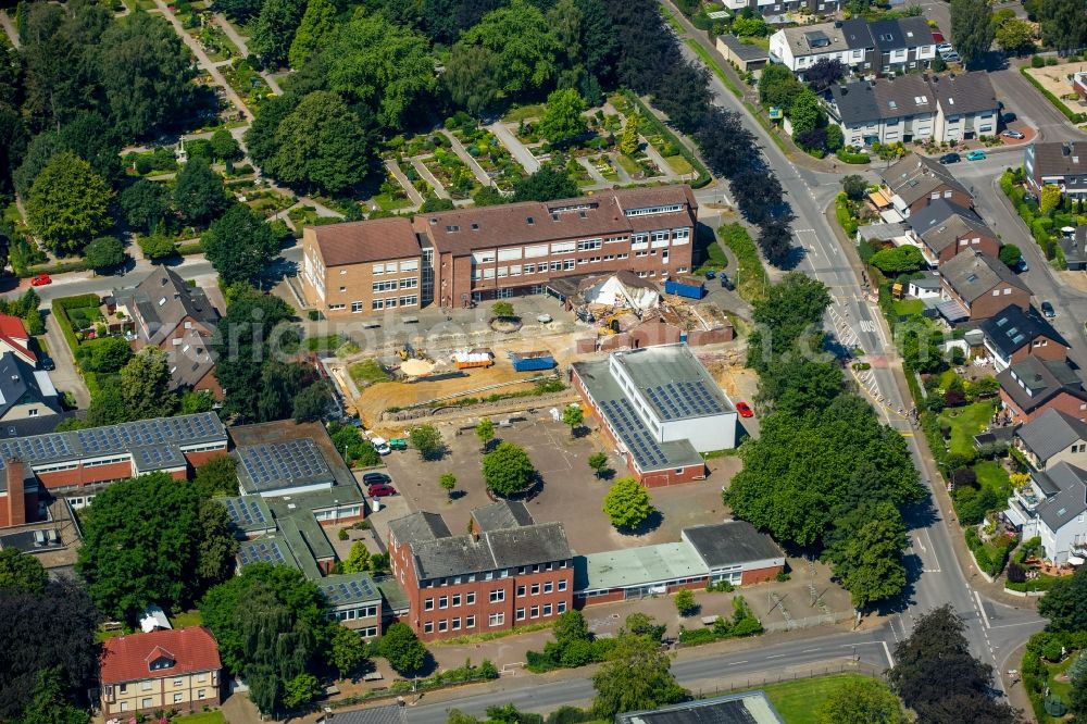 Aerial photograph Bottrop - School building of the Gemeinschaftshauptschule Kirchhellen near Vestisches Gymnasium in Bottrop in the state North Rhine-Westphalia