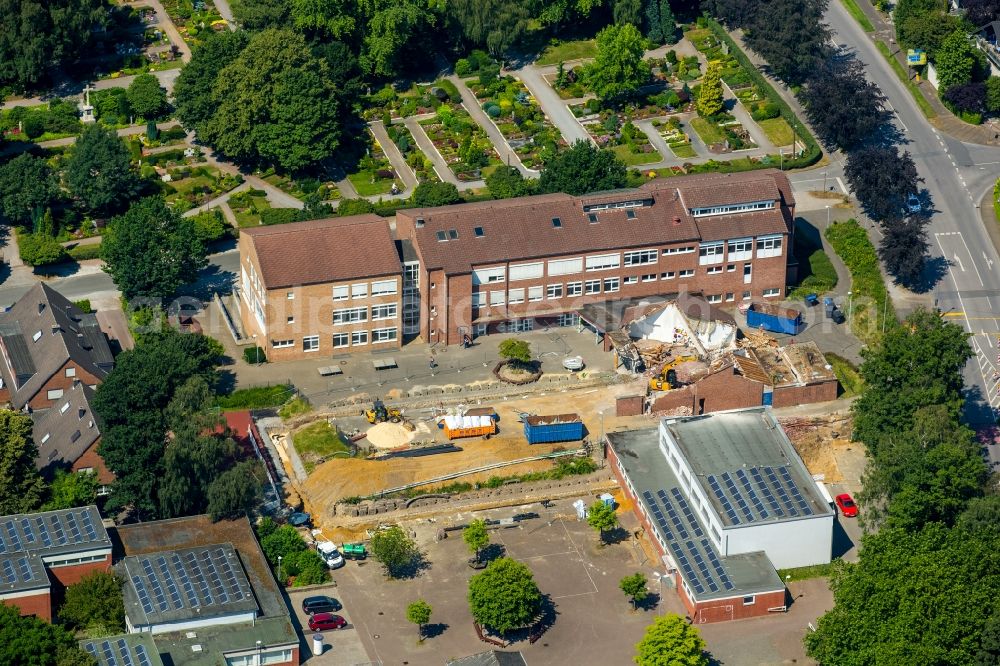 Bottrop from above - School building of the Gemeinschaftshauptschule Kirchhellen near Vestisches Gymnasium in Bottrop in the state North Rhine-Westphalia