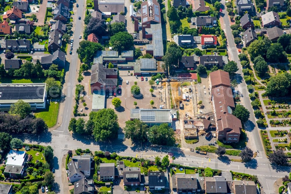 Bottrop from the bird's eye view: School building of the Gemeinschaftshauptschule Kirchhellen near Vestisches Gymnasium in Bottrop in the state North Rhine-Westphalia