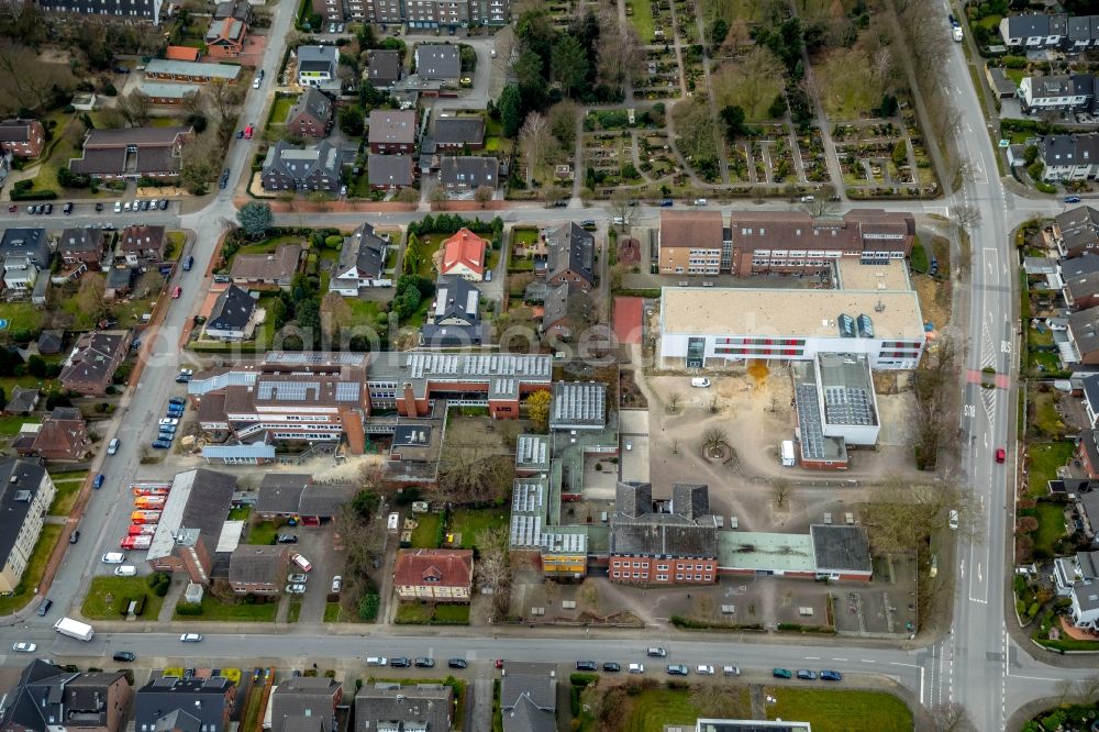 Kirchhellen from the bird's eye view: School building of the Gemeinschaftshauptschule Kirchhellen and of Vestischen Gymnasium on Schulstrasse - Kirchhellener Ring in Kirchhellen in the state North Rhine-Westphalia, Germany