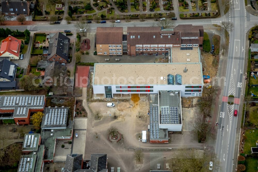 Aerial image Kirchhellen - School building of the Gemeinschaftshauptschule Kirchhellen and of Vestischen Gymnasium on Schulstrasse - Kirchhellener Ring in Kirchhellen in the state North Rhine-Westphalia, Germany