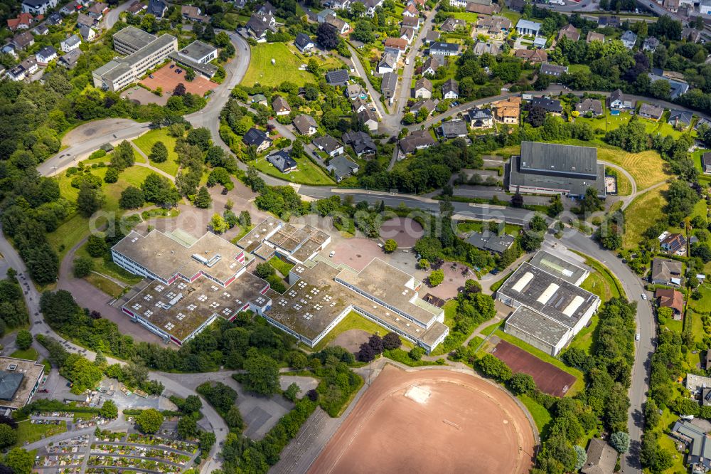 Aerial photograph Sundern (Sauerland) - School building of the Gemeinschaftshauptschule Sandern and of Staedtisches Gymnasium Sandern on Berliner Strasse in Sundern (Sauerland) in the state North Rhine-Westphalia, Germany