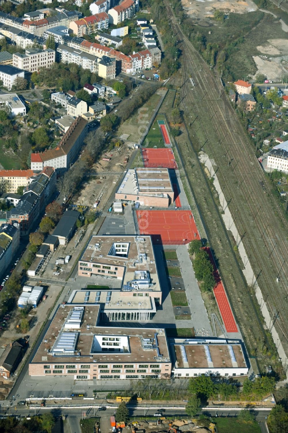 Aerial image Dresden - School building of the Gemeinschaftsschule Pieschen and the Gymnasium Dresden-Pieschen on the Gehestrasse in Dresden in the state Saxony, Germany