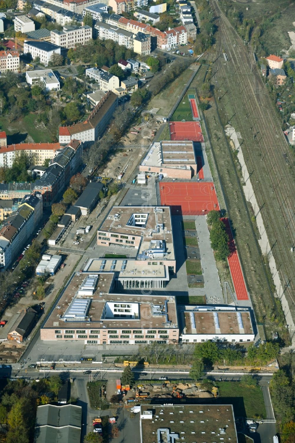 Aerial photograph Dresden - School building of the Gemeinschaftsschule Pieschen and the Gymnasium Dresden-Pieschen on the Gehestrasse in Dresden in the state Saxony, Germany