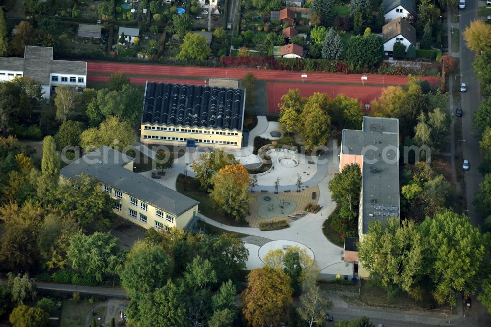 Berlin from above - School building of the Georg-Klingenberg-Schule in the Alberichsstrasse - Dankratstrasse in Berlin