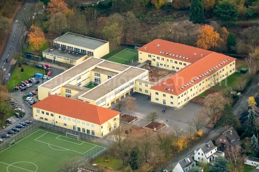 Aerial photograph Duisburg - School building of the St. George's - The English International School Duisburg-Duesseldorf in Duisburg in the state North Rhine-Westphalia