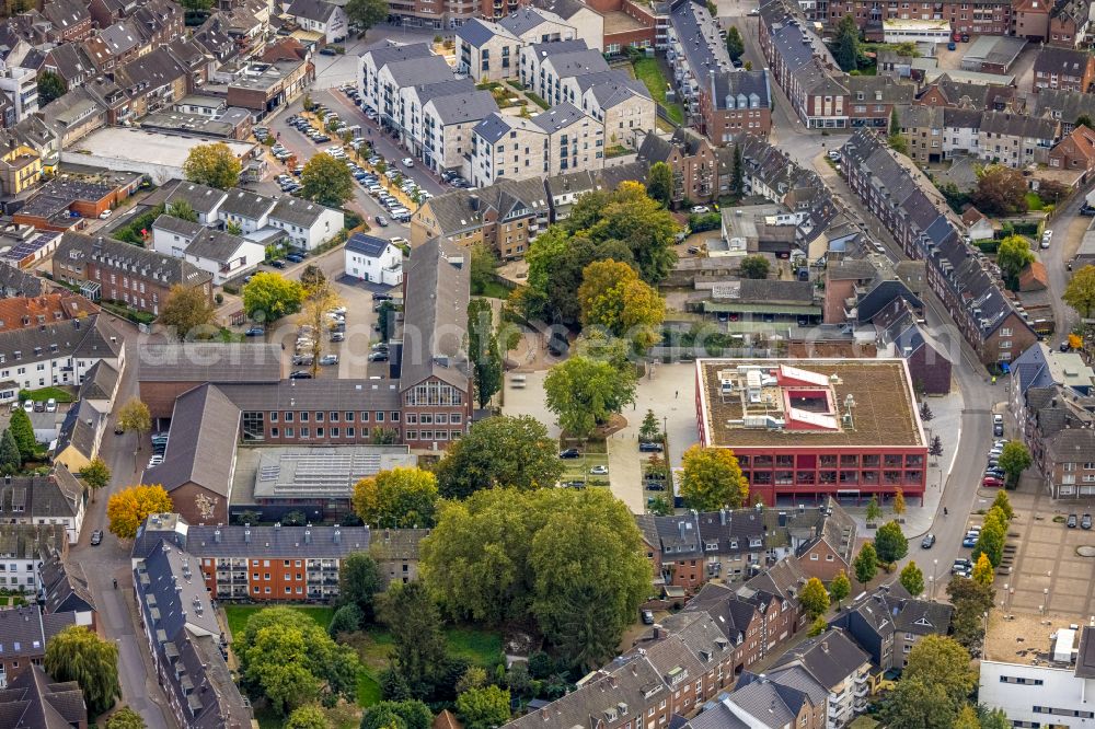 Emmerich am Rhein from above - School building of the Gesamtschule Emmerich on street Brink in the district Huethum in Emmerich am Rhein in the state North Rhine-Westphalia, Germany