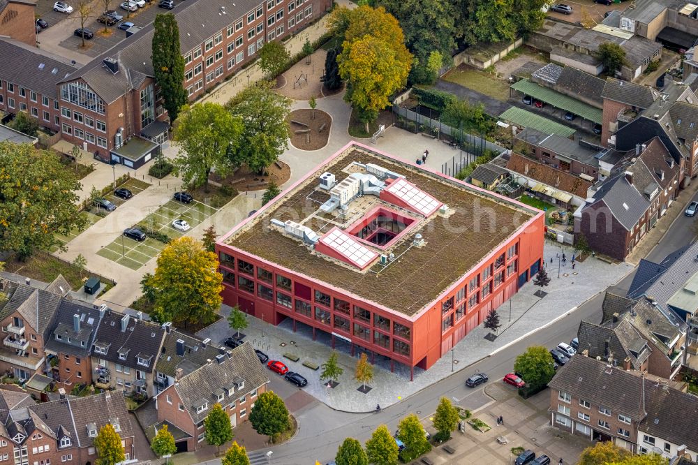 Emmerich am Rhein from above - School building of the Gesamtschule Emmerich on street Brink in the district Huethum in Emmerich am Rhein in the state North Rhine-Westphalia, Germany